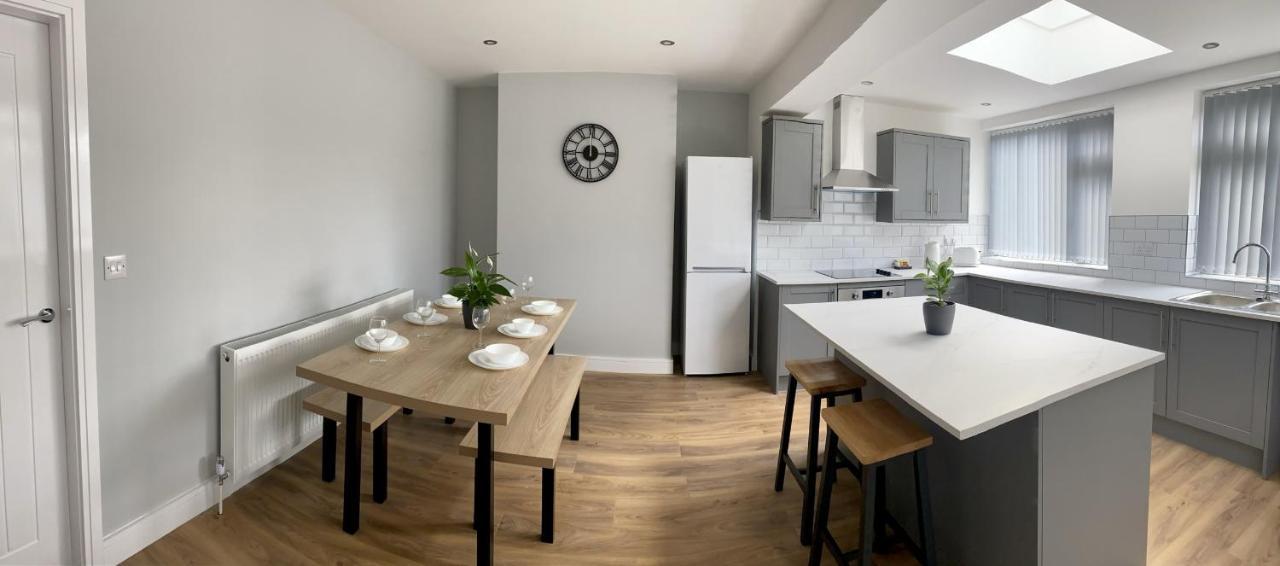 Gateway Getaway In Horsforth Sleeps 7 Villa Leeds  Esterno foto